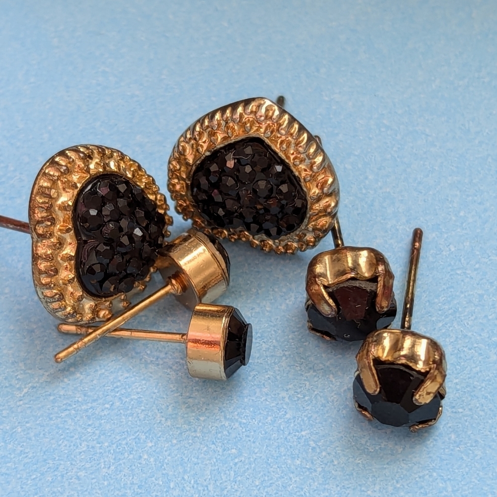♥️ 🖤 Vintage 3 Pierced Earrings Goldtone Dark Red Heart Stud Rhinestones